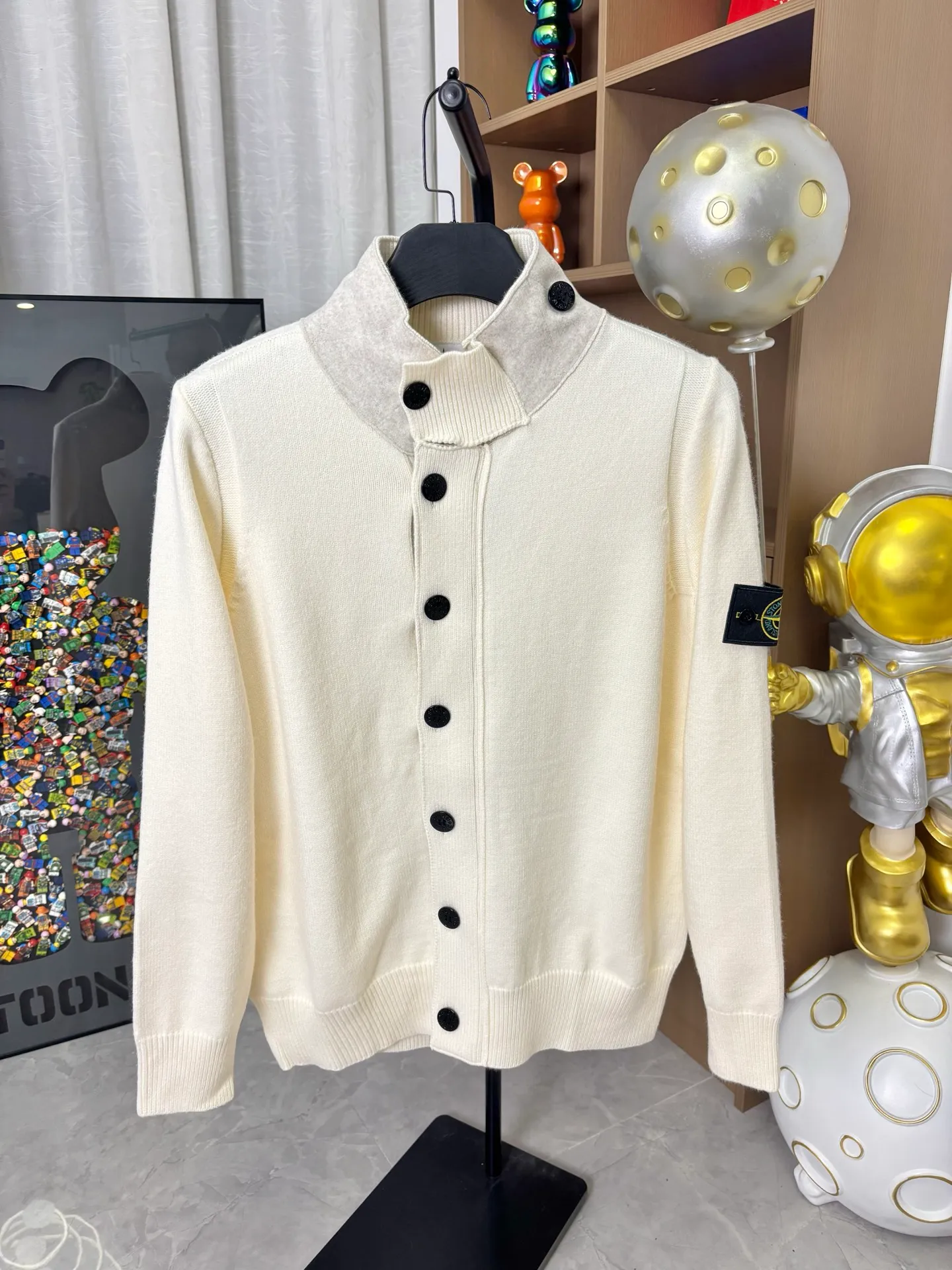 P340 Style number: DC172# Stone Island knitted woolen splicing wool cardigan jacket. The whole garment is made with high-quality machines imported from Germany. Three types of machines. Three weaving methods. The process is complex and tedious. Customized color-dyed wool➕wool splicing. High gram weight, high density and ultra-high quality. The wool is soft, delicate and skin-friendly, and feels soft and silky! The inside is a zipper design and the outside is a button design. The whole garment has nine buttons. It weighs more than 1 kilogram. Color: off-white. Size: S-M-L-Xl.